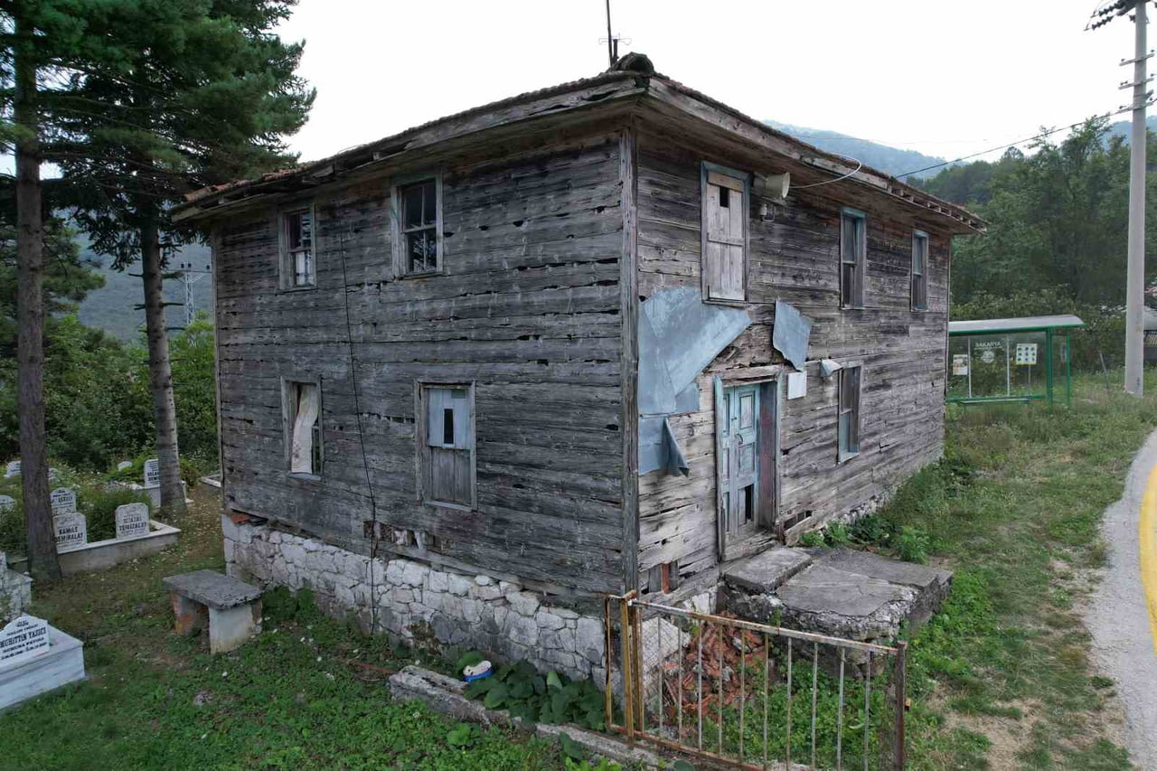 SAKARYA'NIN AKYAZI İLÇESİNDE BULUNAN VE YARIM ASIRDIR BÖLGE HALKININ İBADET YERİ OLAN TARİHİ AHŞAP...