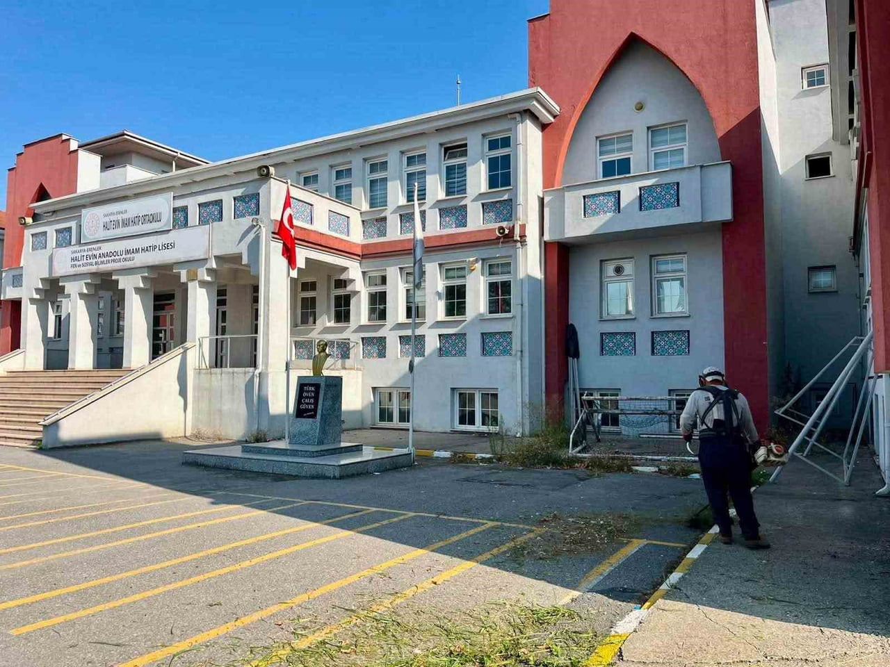 SAKARYA'NIN ERENLER İLÇESİNDE, YENİ EĞİTİM-ÖĞRETİM YILI ÖNCESİNDE OKUL BAHÇELERİNDE BAKIM VE ÇEVRE...