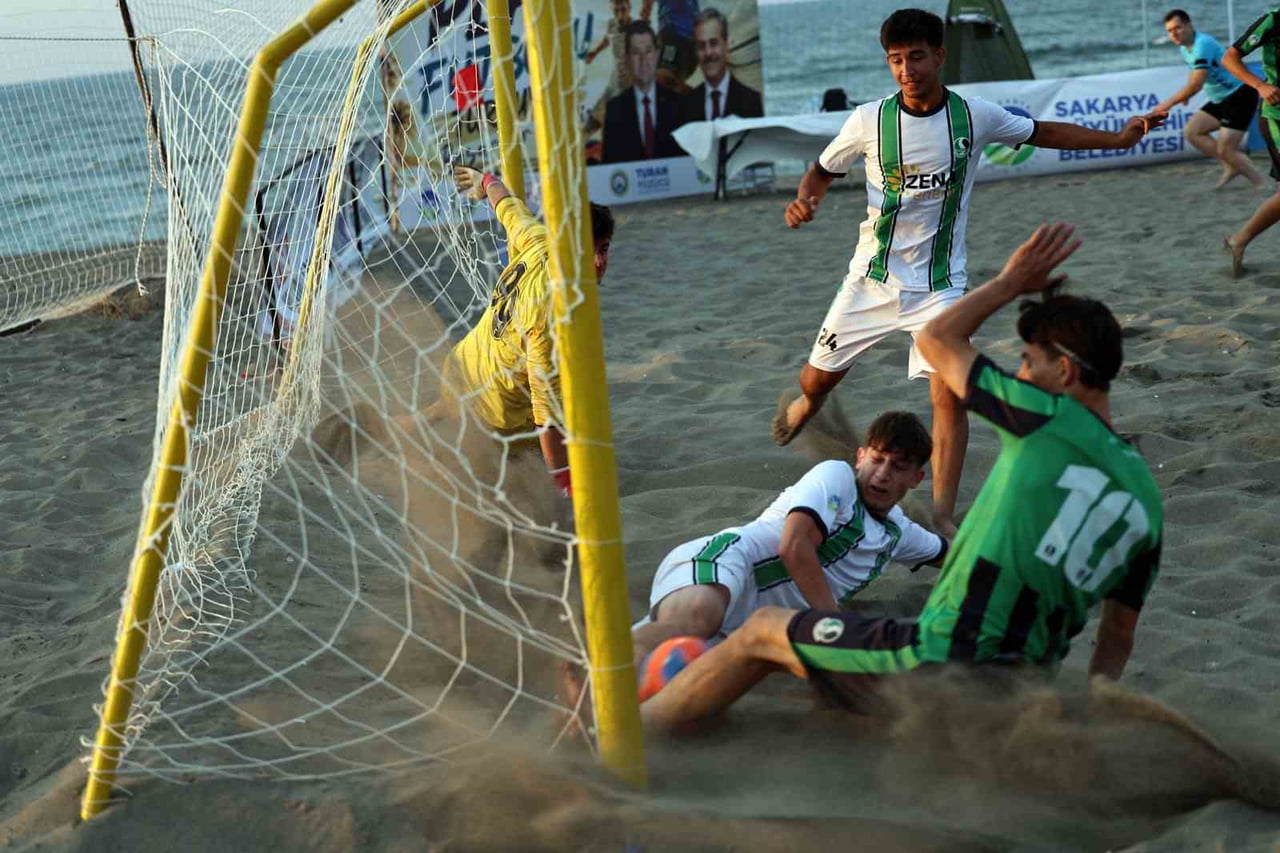SAKARYA'NIN KOCAALİ İLÇESİNDE KOCAALİ SAHİLİ'NDE DÜZENLENEN 16 TAKIMIN TER DÖKECEĞİ PLAJ FUTBOLU...