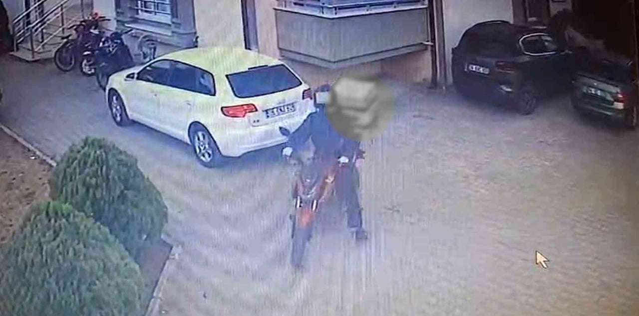 SAKARYA'NIN SERDİVAN İLÇESİNDE BİR SİTENİN OTOPARKINDA PARK HALİNDE BULUNAN KURYE MOTOSİKLETİ...