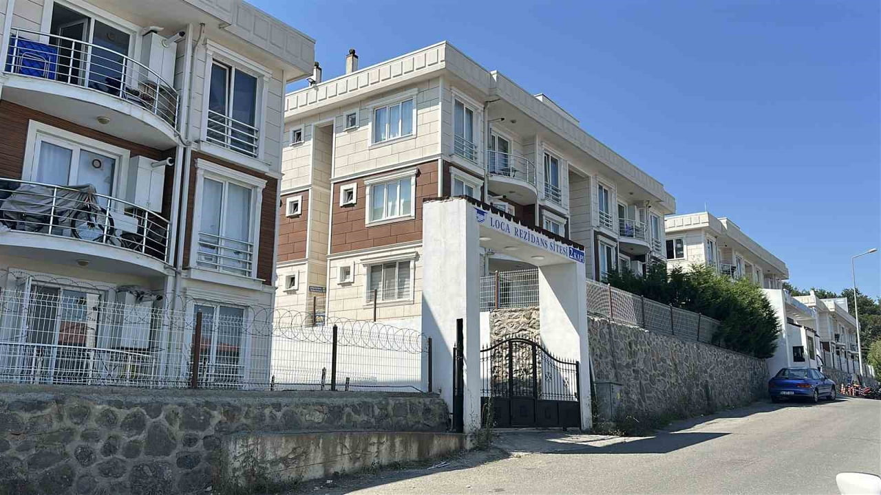 SAKARYA'NIN SERDİVAN İLÇESİNDE KİRALADIĞI DAİREYİ ÇÖP EVE DÖNÜŞTÜREN VE ÇÖPLER ARASINDA TIBBİ...