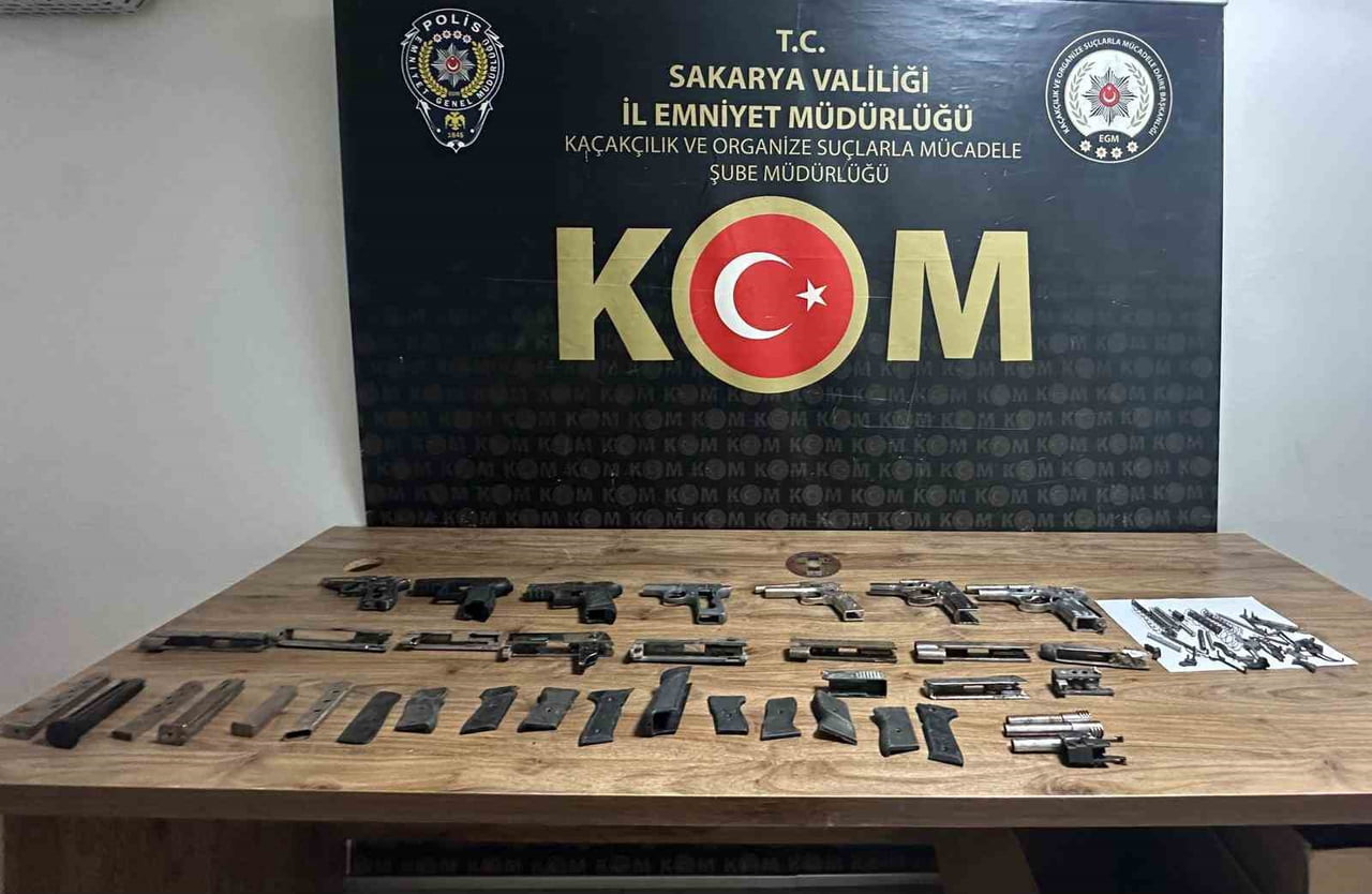 SAKARYA'NIN SERDİVAN İLÇESİNDE POLİS EKİPLERİNCE SİLAH KAÇAKÇILIĞI VE TİCARETİNİN ÖNLENMESİNE...