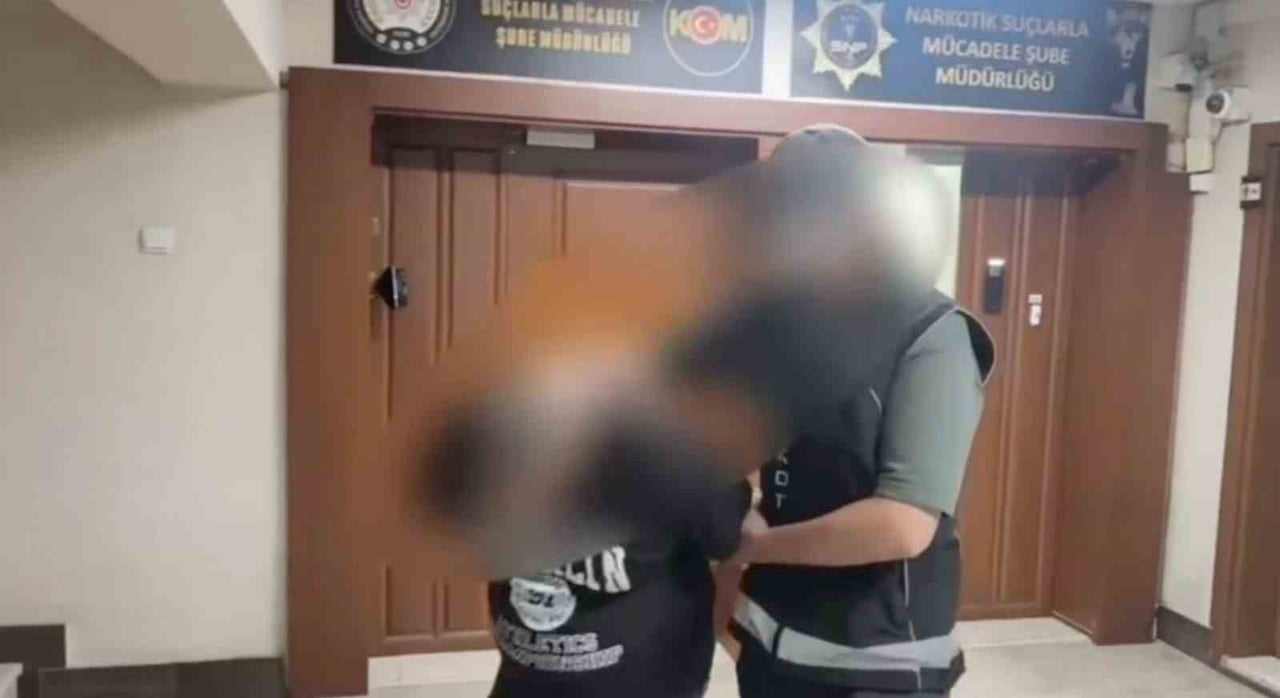 SAKARYA’NIN ADAPAZARI İLÇESİNDE UYUŞTURUCU MADDE SATTIĞI TESPİT EDİLEN ŞÜPHELİ, EMNİYET...
