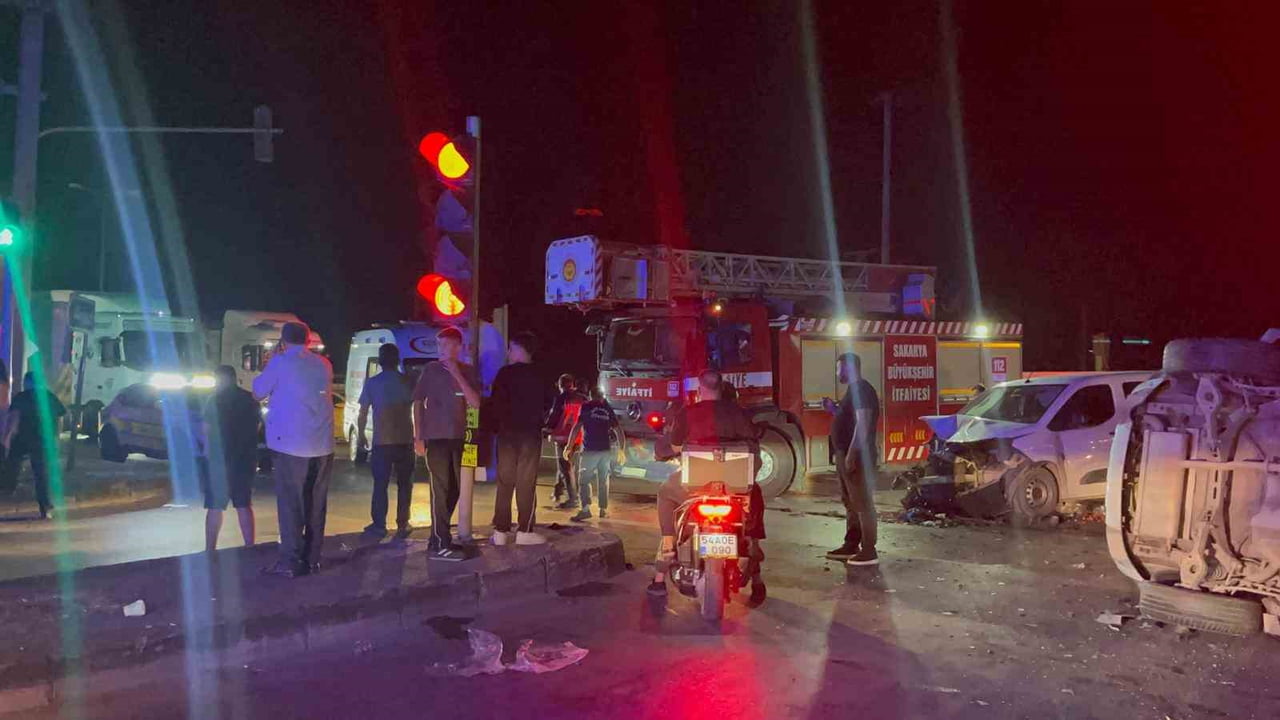 SAKARYA’NIN AKYAZI İLÇESİNDE MEYDANA GELEN TRAFİK KAZASINDA, HAFİF TİCARİ ARAÇ İLE OTOMOBİLİN...