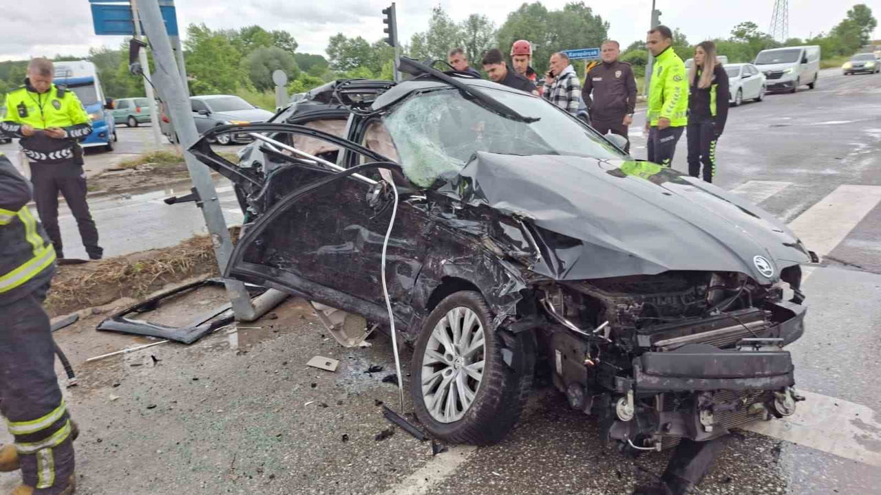 SAKARYA’NIN AKYAZI İLÇESİNDE TIR, OTOMOBİL VE YOLCU MİNİBÜSÜNÜN KARIŞTIĞI ZİNCİRLEME TRAFİK...