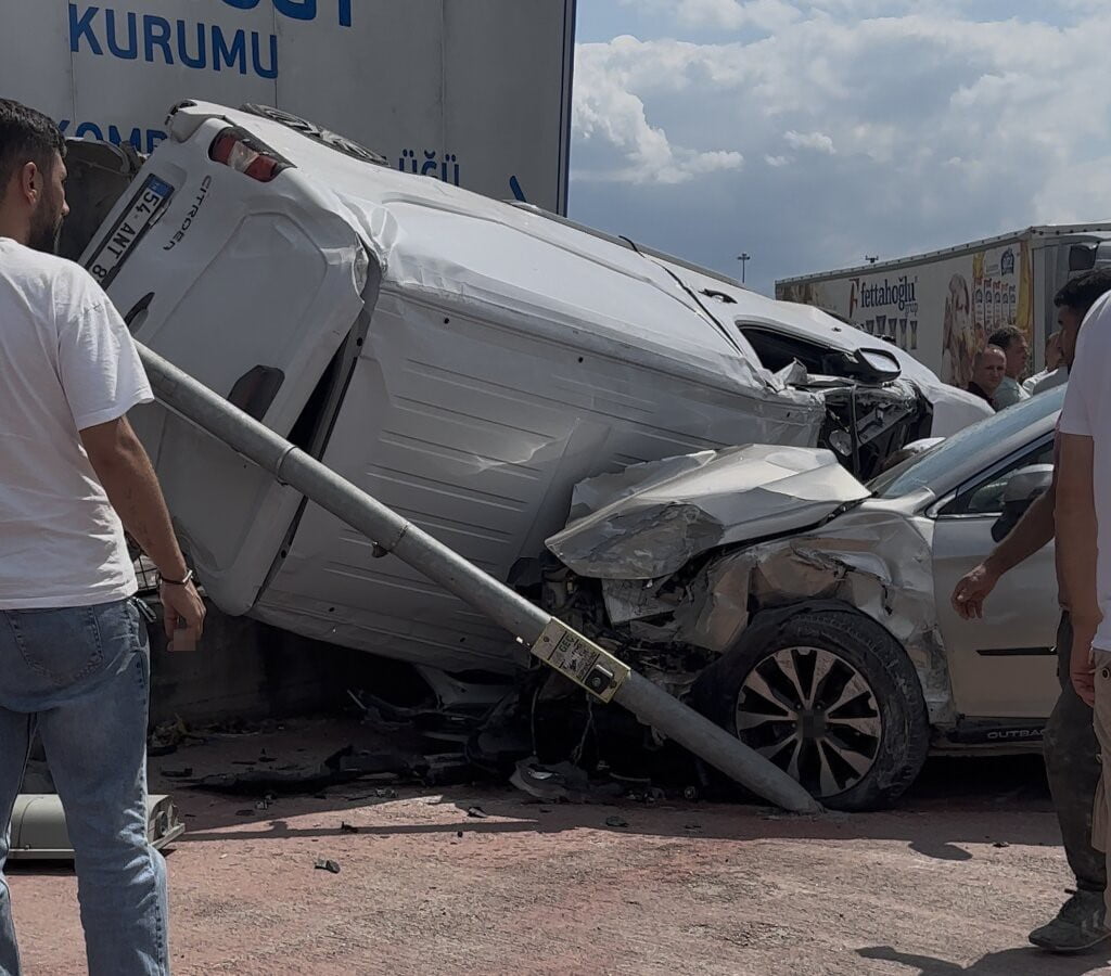 SAKARYA’NIN ERENLER İLÇESİNDE KAMYONET, SUV TARZI ARAÇ VE PANELVANIN KARIŞTIĞI ZİNCİRLEME KAZADA 3...