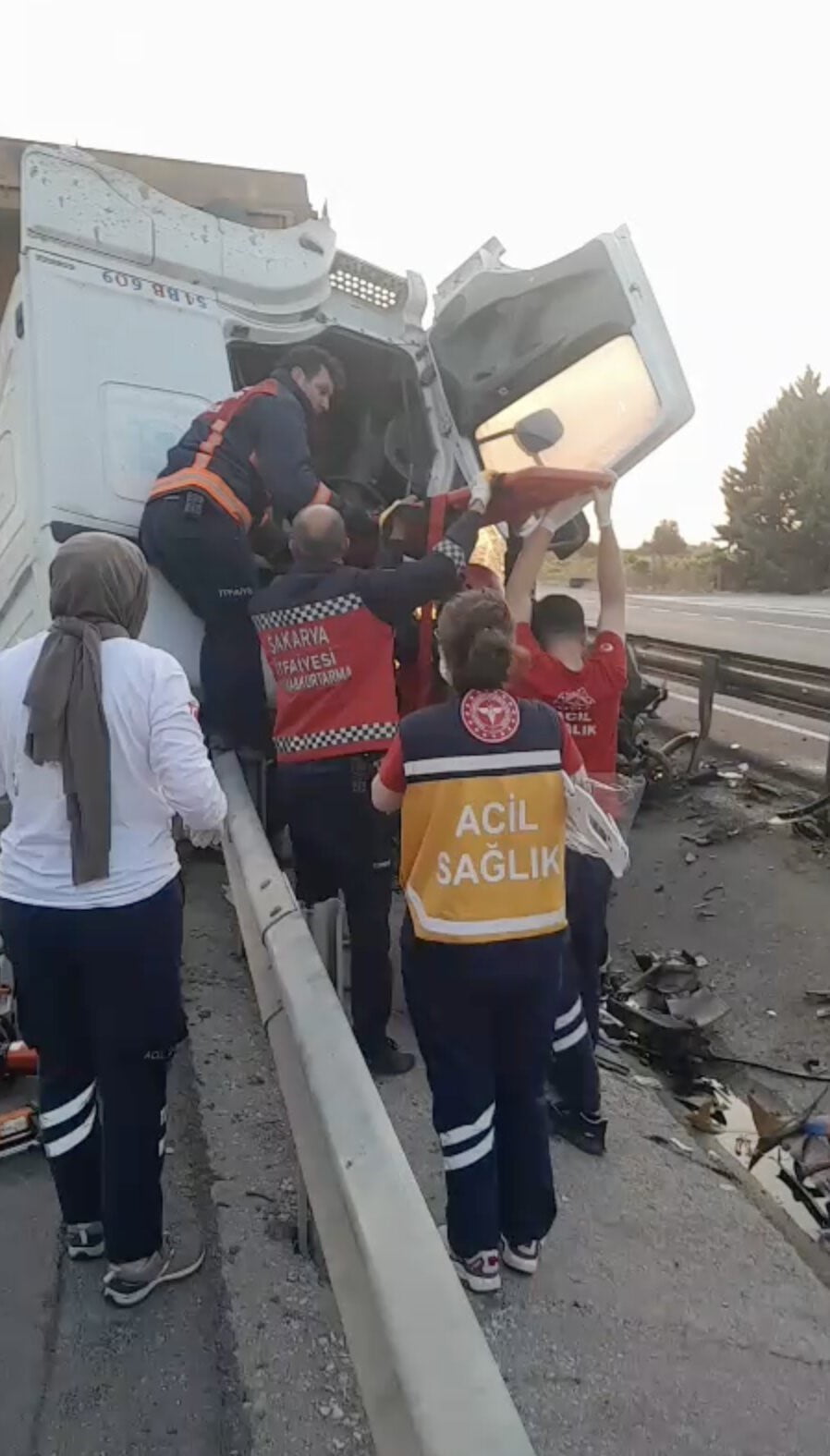 SAKARYA’NIN PAMUKOVA İLÇESİNDE KONTROLDEN ÇIKAN TIRIN AKARYAKIT İSTASYONUNUN DUVARINA VE ARDINDAN...