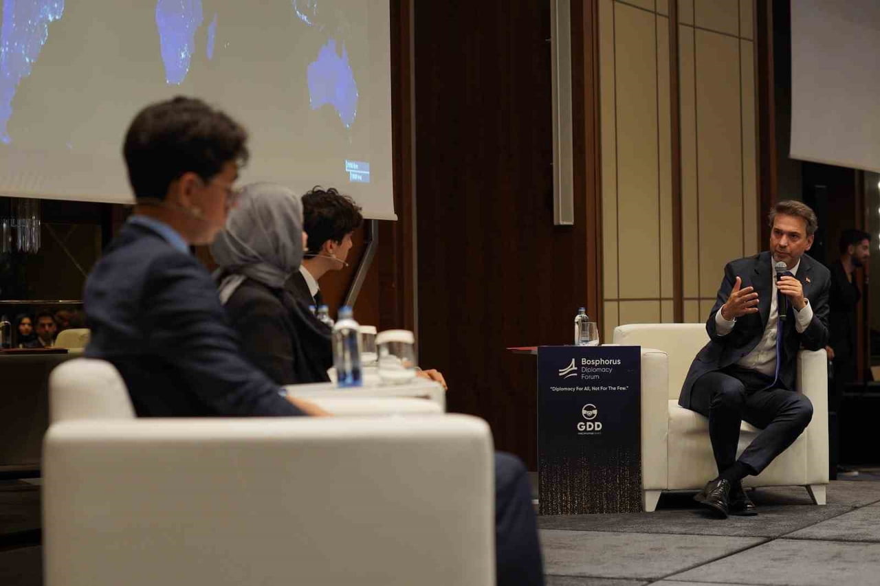 SALI GÜNÜ BAŞLAYAN FORUMUN 3'ÜNCÜ GÜNÜNDE GENÇLERLE BİR ARAYA GELEN BAKAN BAYRAKTAR, "KÜRESEL...