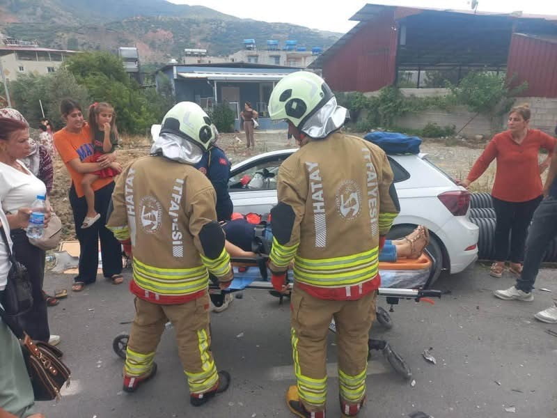 SAMANDAĞ’DA MEYDANA GELEN TRAFİK KAZASINDA YARALANAN VATANDAŞ, EKİPLERİN MÜDAHALESİNİN ARDINDAN...