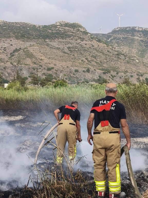 SAMANDAĞ’IN TEKEBAŞI MAHALLESİ’NDE ÇIKAN BAHÇE YANGINI EKİPLERİN MÜDAHALESİYLE BÜYÜMEDEN KONTROL...