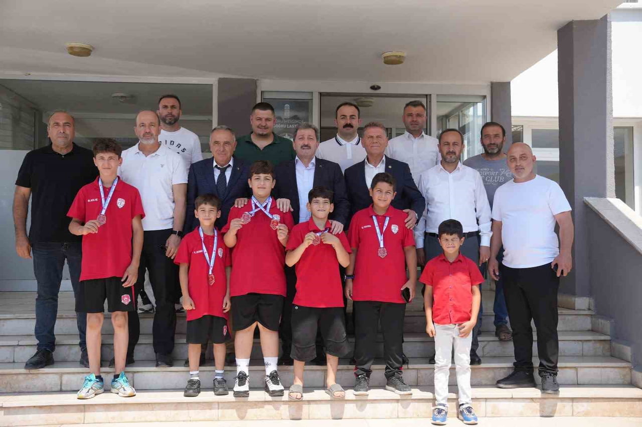 ŞAMPİYONADA ELDE EDİLEN DERECELERİN ARDINDAN SAMSUN VALİSİ ORHAN TAVLI, 19 MAYIS KAYMAKAMI HALUK...