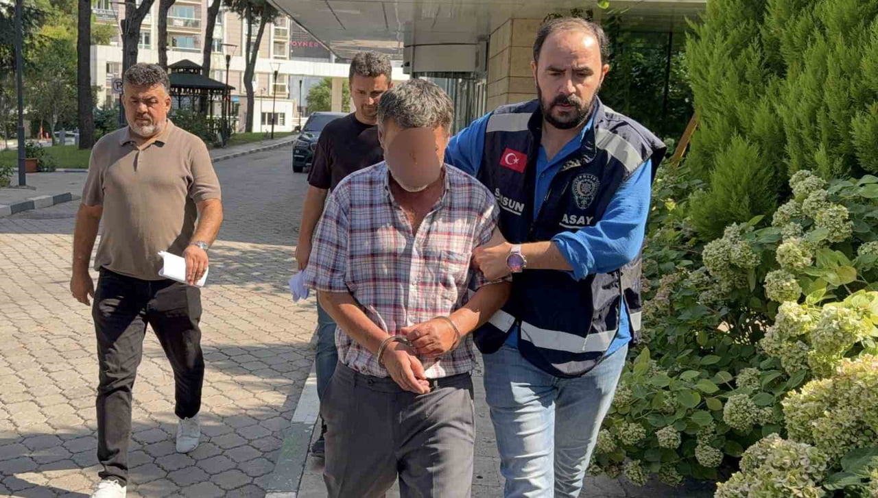 SAMSUN'DA BİR KUYUMCUDA MÜŞTEKİYİ OYALAYARAK YAKLAŞIK 100 BİN TL DEĞERİNDE ZİYNET EŞYASI ÇALAN...