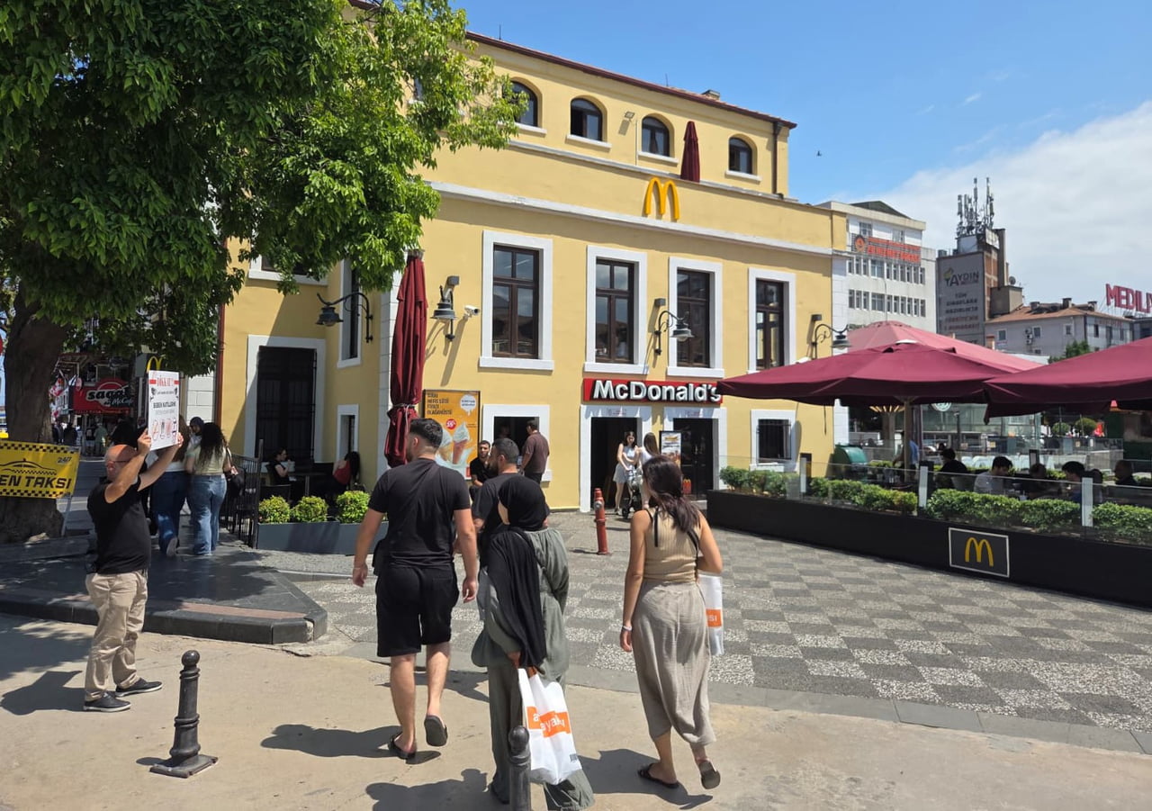 SAMSUN'DA BİR VATANDAŞ, 3 AYDIR HER HAFTA SONU MCDONALD'S'IN ÖNÜNDE ELİNDEKİ DÖVİZLE İSRAİL'İ VE...