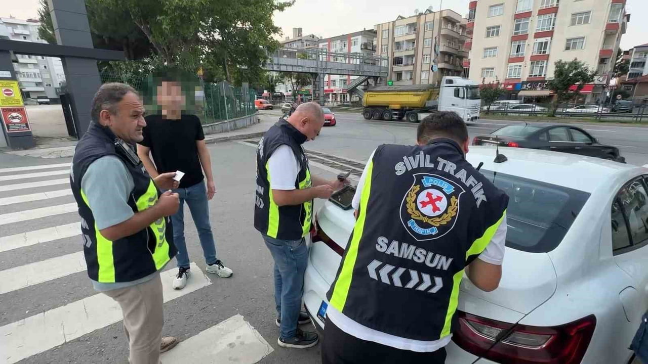 SAMSUN'DA MOBİL UYGULAMALAR ÜZERİNDEN MÜŞTERİ ALDIĞI BELİRLENEN KORSAN TAKSİLERE YÖNELİK YAPILAN...