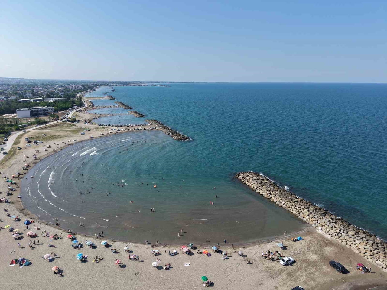 SAMSUN'DA SAHİLE SIRALI ŞEKİLDE YAPILAN DALGAKIRANLARIN ZAMANLA OLUŞTURDUĞU KÜÇÜK KOYLAR...
