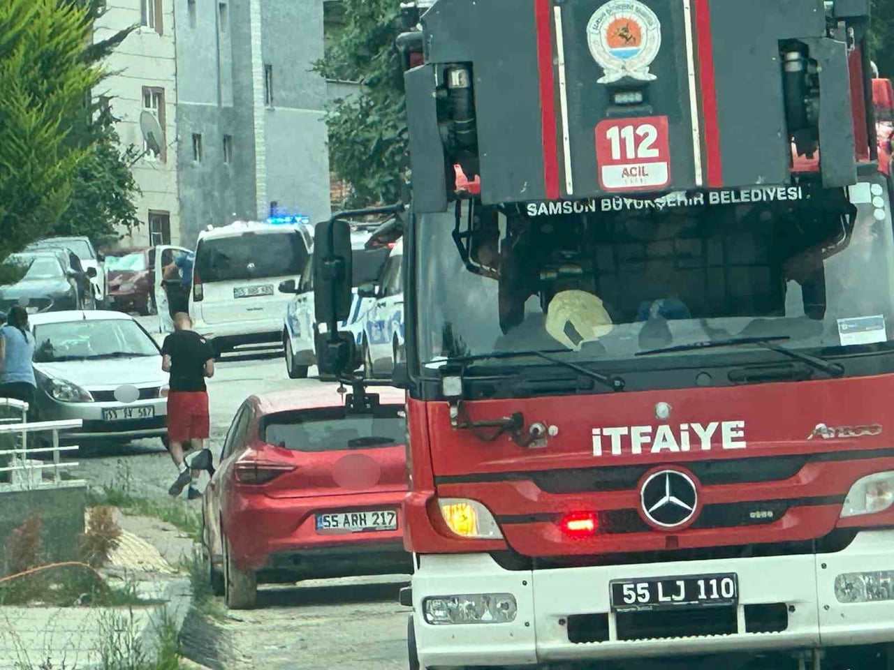 SAMSUN'UN ATAKUM İLÇESİNDE BİR BİNANIN ÇATISINA ÇIKAN ŞAHIS, POLİS EKİPLERİNİN UZUN SÜREN İKNA...
