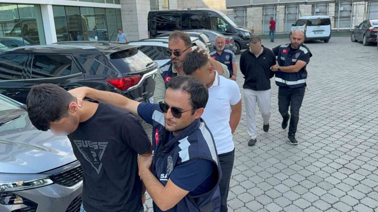 SAMSUN'UN ATAKUM İLÇESİNDE BİR KIRTASİYEYE GELEN 6 KİŞİLİK GRUBUN İŞ YERİ SAHİBİNE TEKME VE...