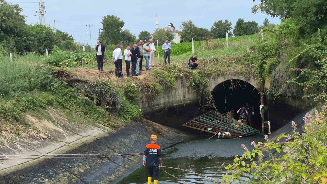 SAMSUN'UN BAFRA İLÇESİNDE KONTROLDEN ÇIKAN OTOMOBİLİN SULAMA KANALINA DÜŞMESİ SONUCU 1 KİŞİ...