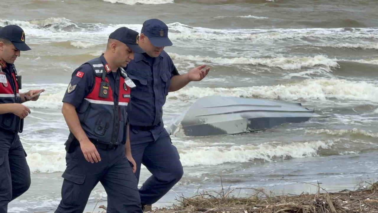 SAMSUN'UN ÇARŞAMBA İLÇESİNDE SAHİLE YAKIN BÖLGEDE İNSANSIZ DENİZ ARACI BULUNDU.