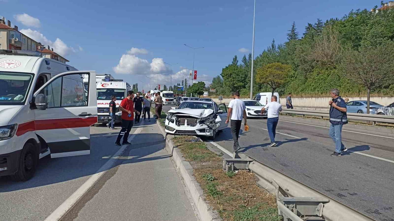 SAMSUN'UN HAVZA İLÇESİNDE ÜÇ ARACIN KARIŞTIĞI ZİNCİRLEME TRAFİK KAZASINDA 2 KİŞİ...