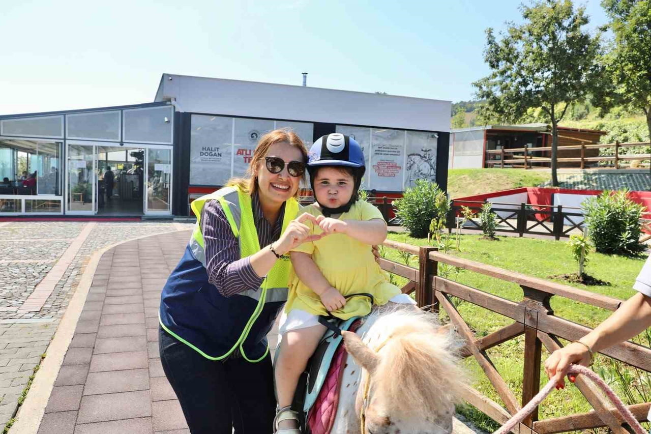 SAMSUN BÜYÜKŞEHİR BELEDİYESİ (SBB) OTİZMLİ ÇOCUKLARI ATLI TERAPİ İLE BULUŞTURUYOR. SBB’YE AİT...