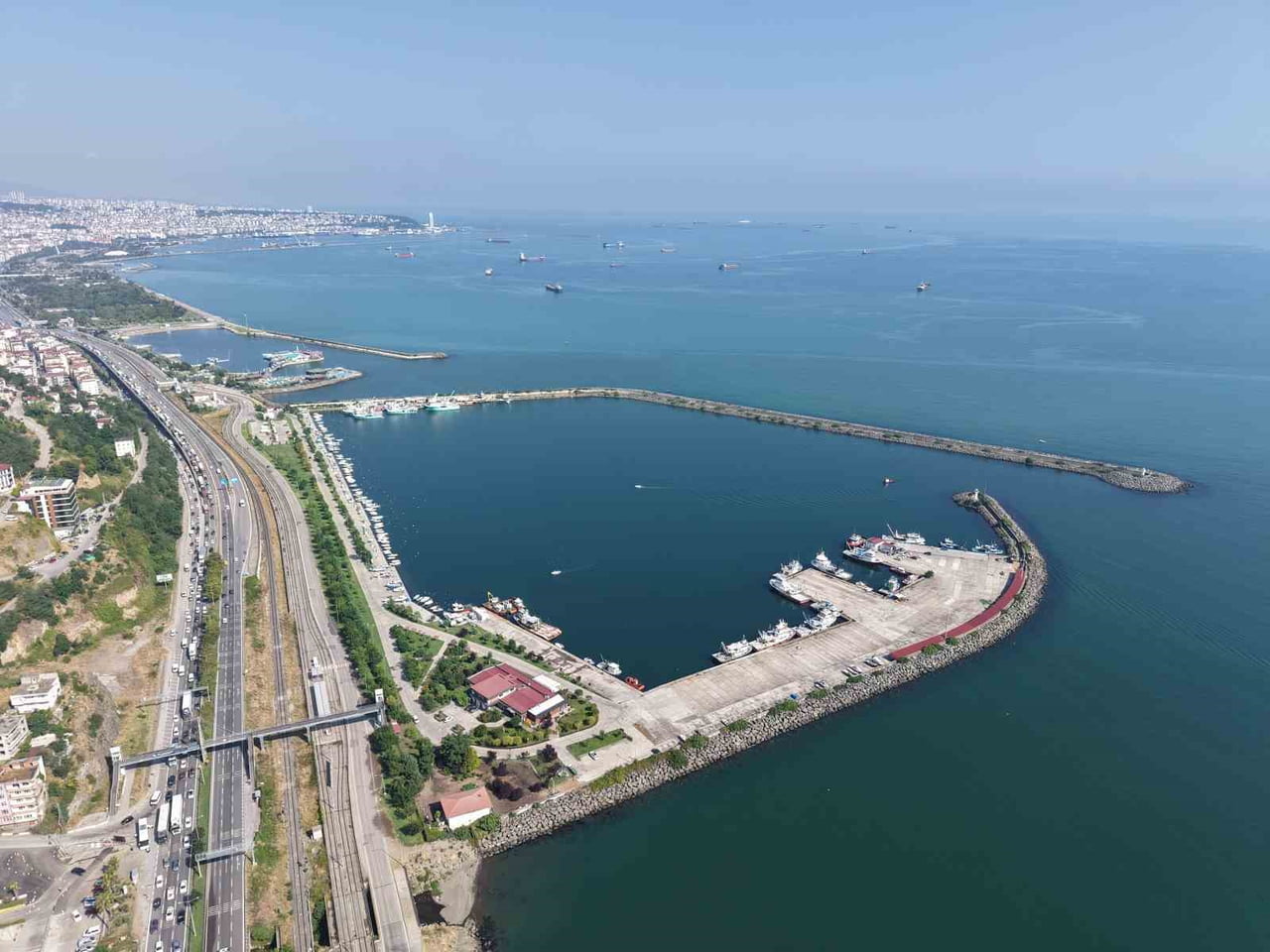 SAMSUN’DA 1 EYLÜL’DE BAŞLAYACAK BALIK AV SEZONU ÖNCESİNDE BALIKÇILAR, TEKNELERİNİN BAKIMINI YAPIP...