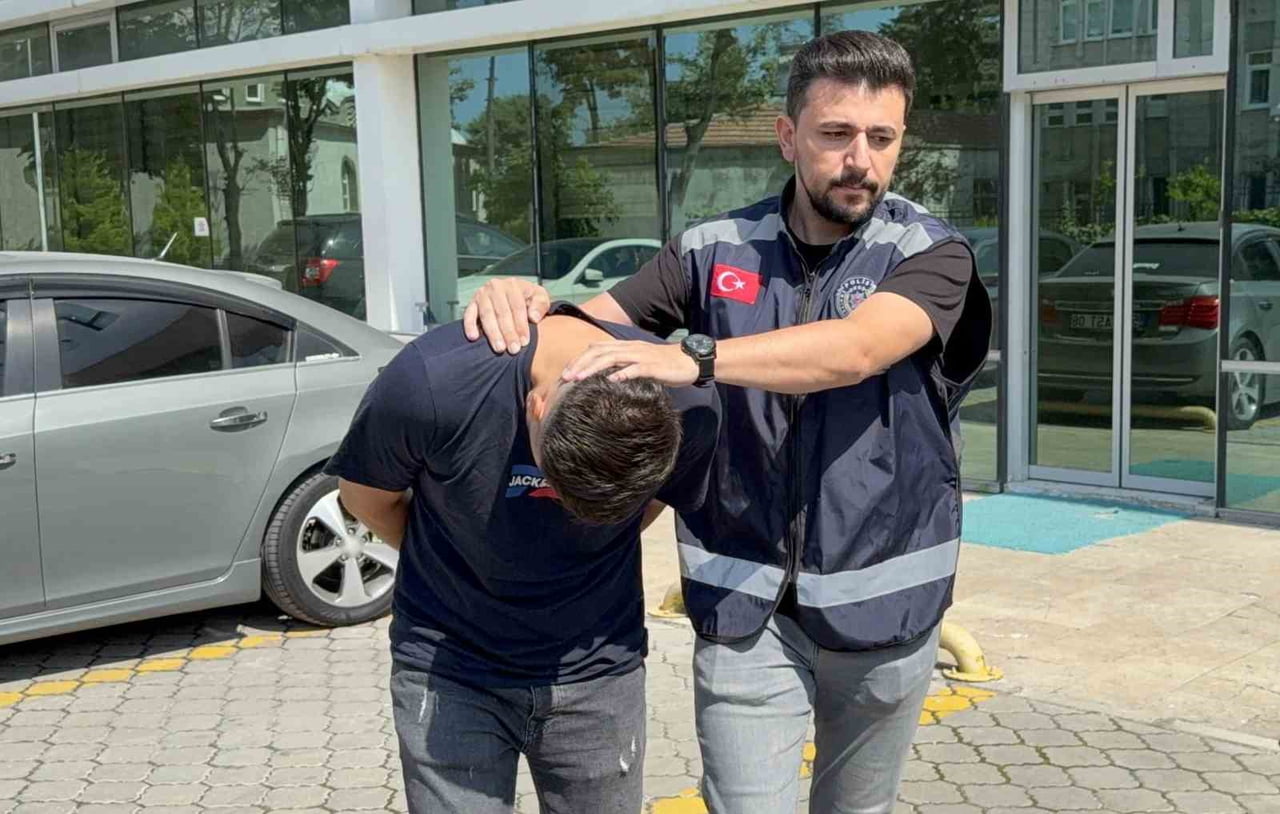 SAMSUN’DA AKÜLÜ ÇOCUK ARACININ TEKERLEĞİNE GİZLENMİŞ 705 GRAM METAMFETAMİN İLE YAKALANAN E.Ü.(27)...