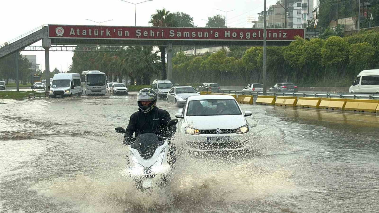 SAMSUN’DA ETKİLİ OLAN SAĞANAK YAĞIŞ NEDENİYLE CADDE VE SOKAKLAR GÖLE DÖNDÜ. BAZI EVLERİN BODRUM...