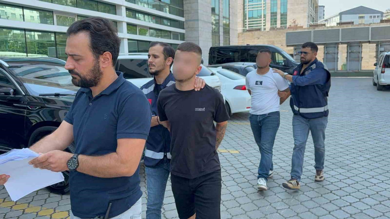 SAMSUN’DA GÜRÜLTÜ NEDENİYLE ÇIKAN TARTIŞMANIN BIÇAKLI KAVGAYA DÖNÜŞMESİ SONUCU 3 KİŞİ...
