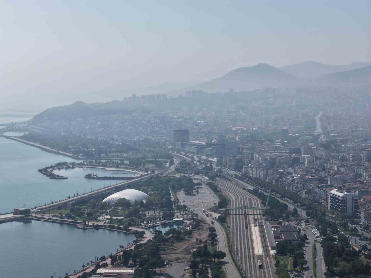 SAMSUN’DA SABAH SAATLERİNDE ETKİLİ OLAN PUSLU HAVA, ÖZELLİKLE KENTİN YÜKSEK KESİMLERİNDE ETKİSİNİ...