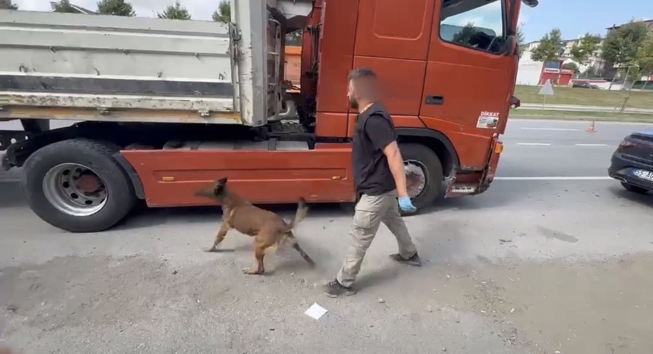 SAMSUN’DA ŞÜPHE ÜZERİNE DURDURULAN BİR TIRIN SÜRÜCÜ KABİNİNDEKİ ÖZEL OLARAK HAZIRLANMIŞ GİZLİ...