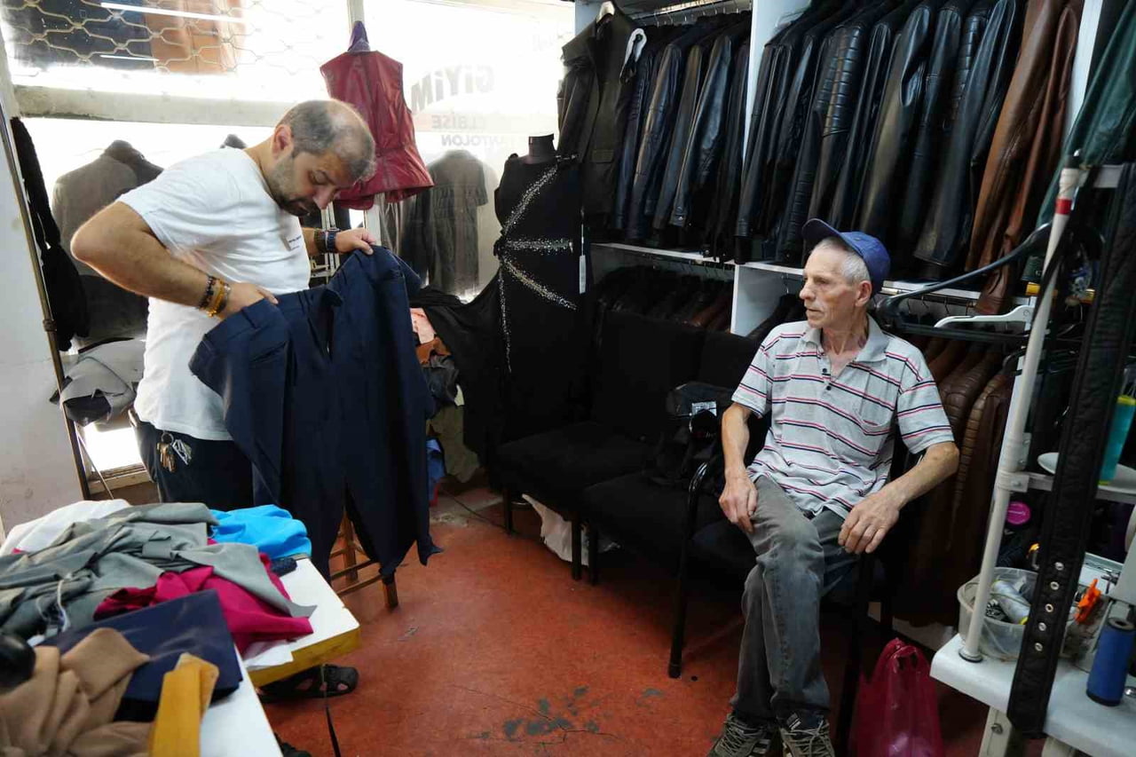 SAMSUN’DA TERZİLİK YAPARAK GEÇİMİNİ SAĞLAYAN TURGAY ÖZDEMİR (47), YAPAY ZEKA VE GELİŞEN...