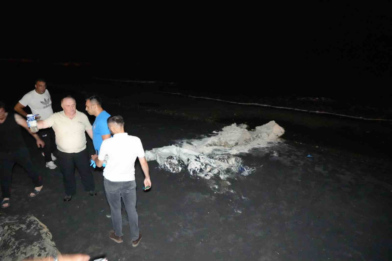 SAMSUN SAHİLİNDE KIYIYA VURAN ÇUVALLARDAN NE OLDUĞU HENÜZ BELİRLENEMEYEN TOZ HALİNDE MADDELER...