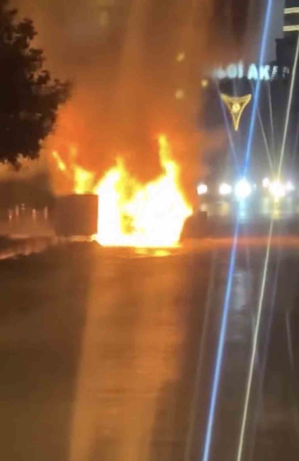 SAMSUN’UN ATAKUM İLÇESİNDE BİR OTOMOBİLDE YANGIN ÇIKTI. ALEVLERE TESLİM OLAN ARAÇTA YER YER...