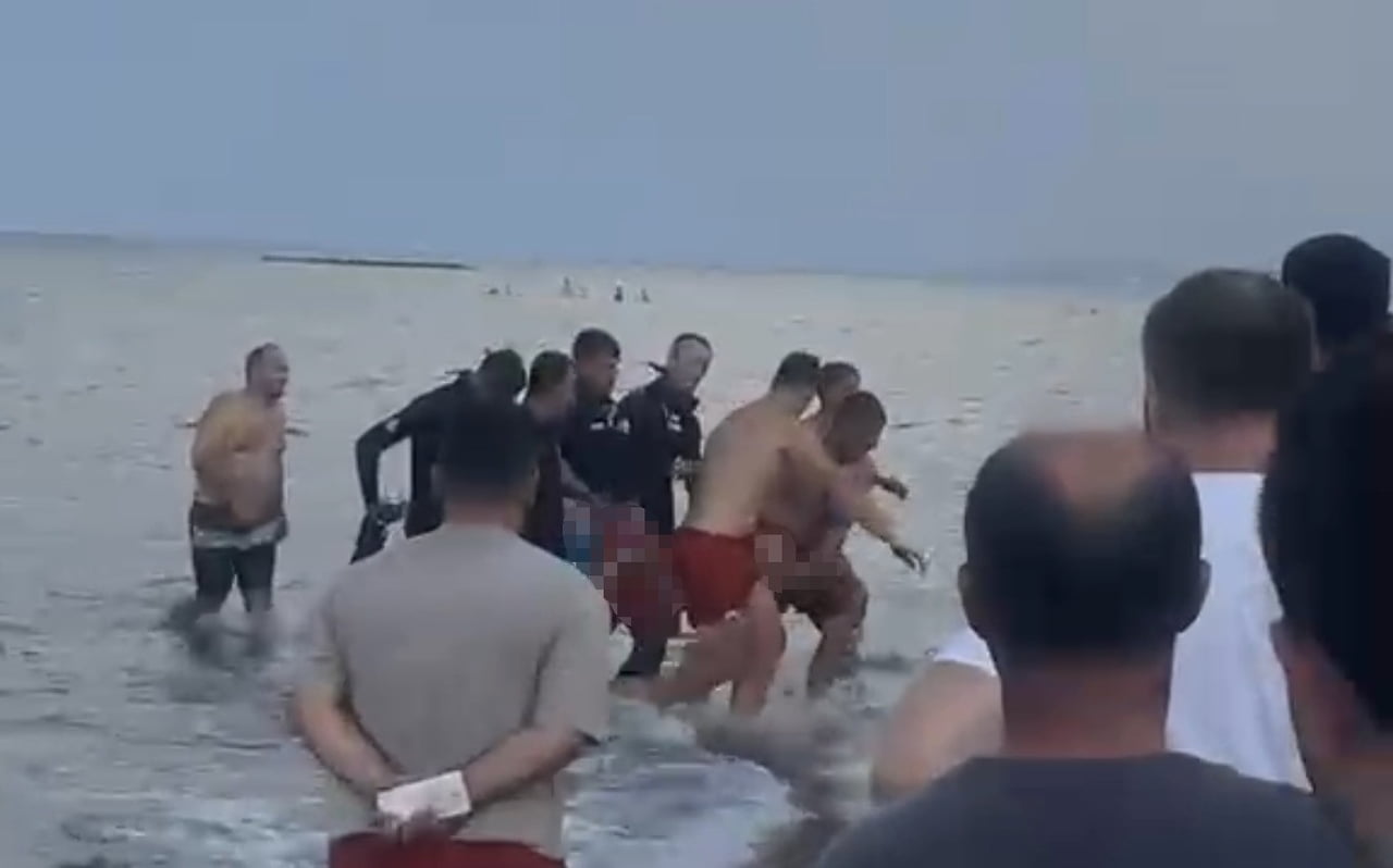 SAMSUN’UN ATAKUM İLÇESİNDE DENİZDE BOĞULMA TEHLİKESİ GEÇİREN YEĞENİNİ KURTARMAK İSTEYEN BİR KİŞİ...