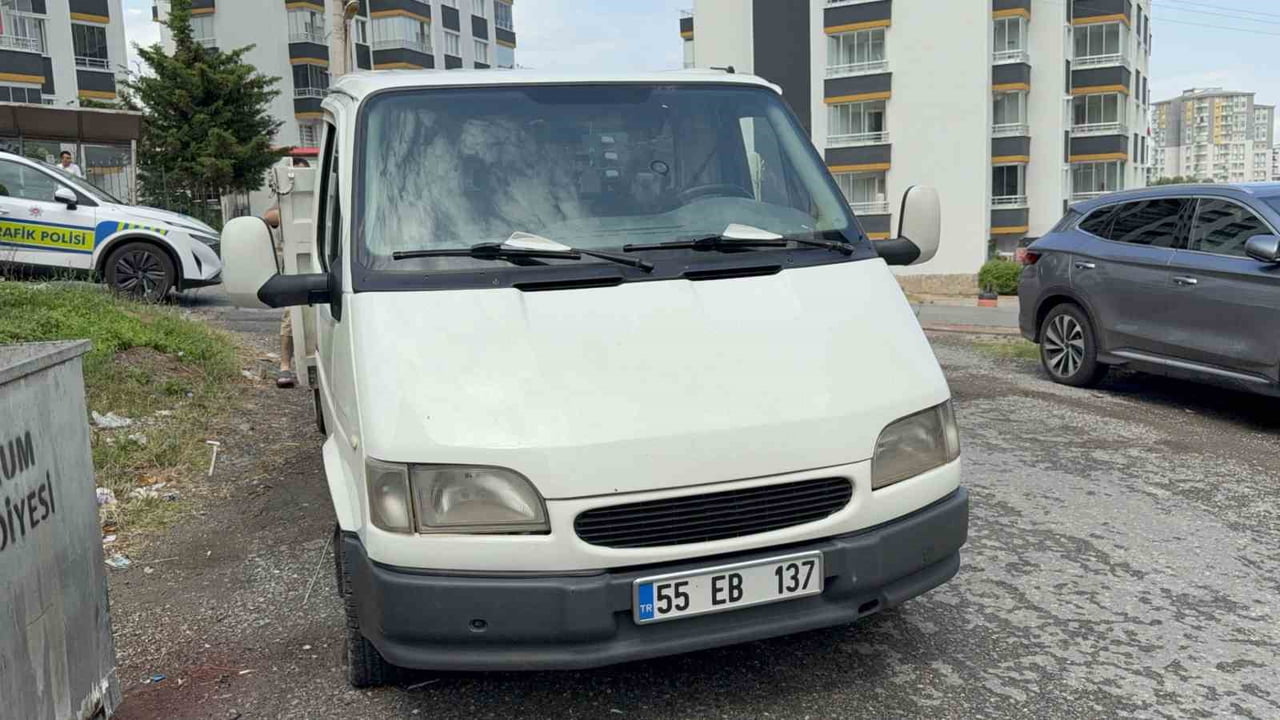 SAMSUN’UN ATAKUM İLÇESİNDE KAMYONETİN TİCARİ TAKSİYE ÇARPMASI SONUCU MEYDANA GELEN TRAFİK...