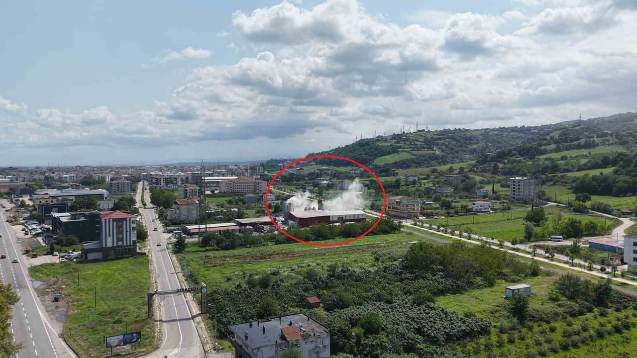 SAMSUN’UN CANİK İLÇESİ KİRAZLIK MEVKİSİNDE BİR FABRİKANIN BACASINDAN YÜKSELEN YOĞUN DUMAN, ÇEVREDE...
