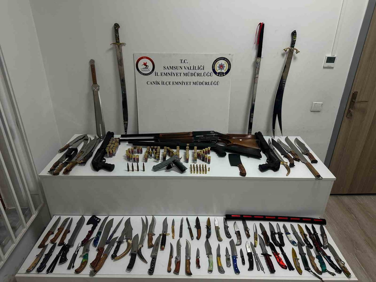 SAMSUN’UN CANİK İLÇESİNDE POLİS EKİPLERİNCE DÜZENLENEN OPERASYONDA 5 RUHSATSIZ AV TÜFEĞİ, 78 BIÇAK...
