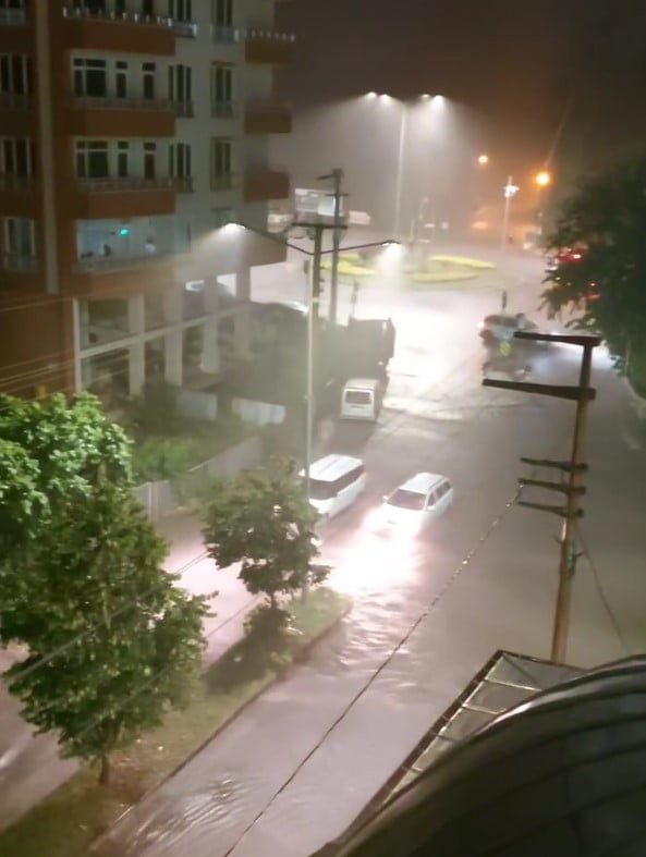SAMSUN’UN ÇARŞAMBA İLÇESİNDE SAĞANAK YAĞIŞ İLÇENİN TAMAMINDA ETKİLİ OLDU. GECE SAATLERİNDE...