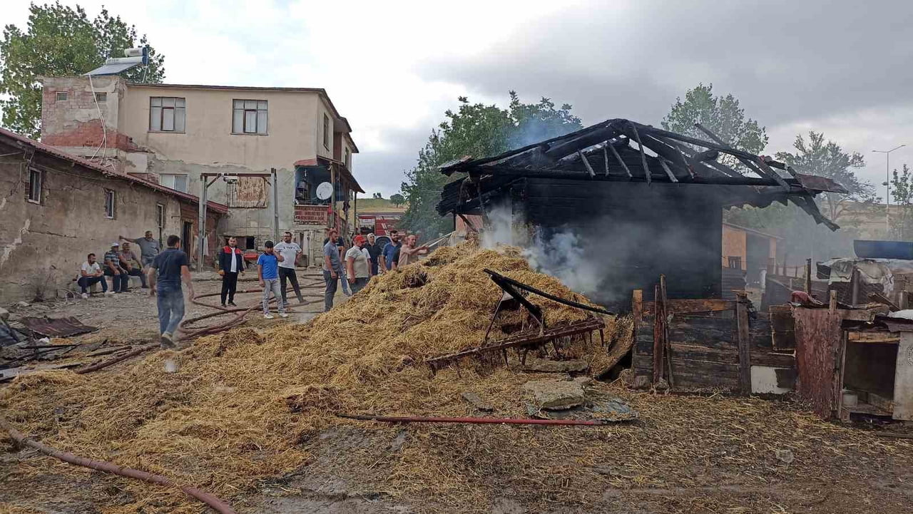 SAMSUN’UN HAVZA İLÇESİNDE BİR AMBARDA ÇIKAN YANGINDA YAKLAŞIK 7 TON BUĞDAY, 350 SAMAN BALYASI VE...
