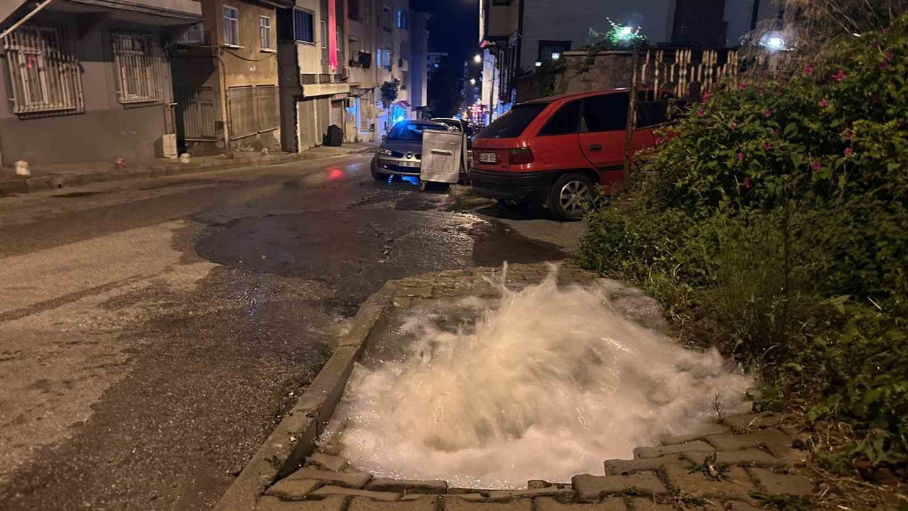 SAMSUN’UN İLKADIM İLÇESİNDE MEYDANA GELEN SU BORUSU ARIZASI NEDENİYLE BİR SÜRE CADDEYE SU AKTI....