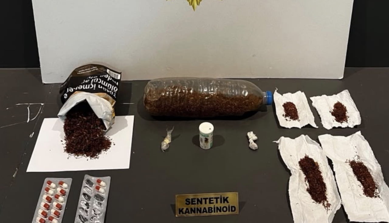 SAMSUN’UN İLKADIM İLÇESİNDE NARKOTİK EKİPLERİNCE DÜZENLENEN OPERASYONDA ÇOK SAYIDA UYUŞTURUCU...