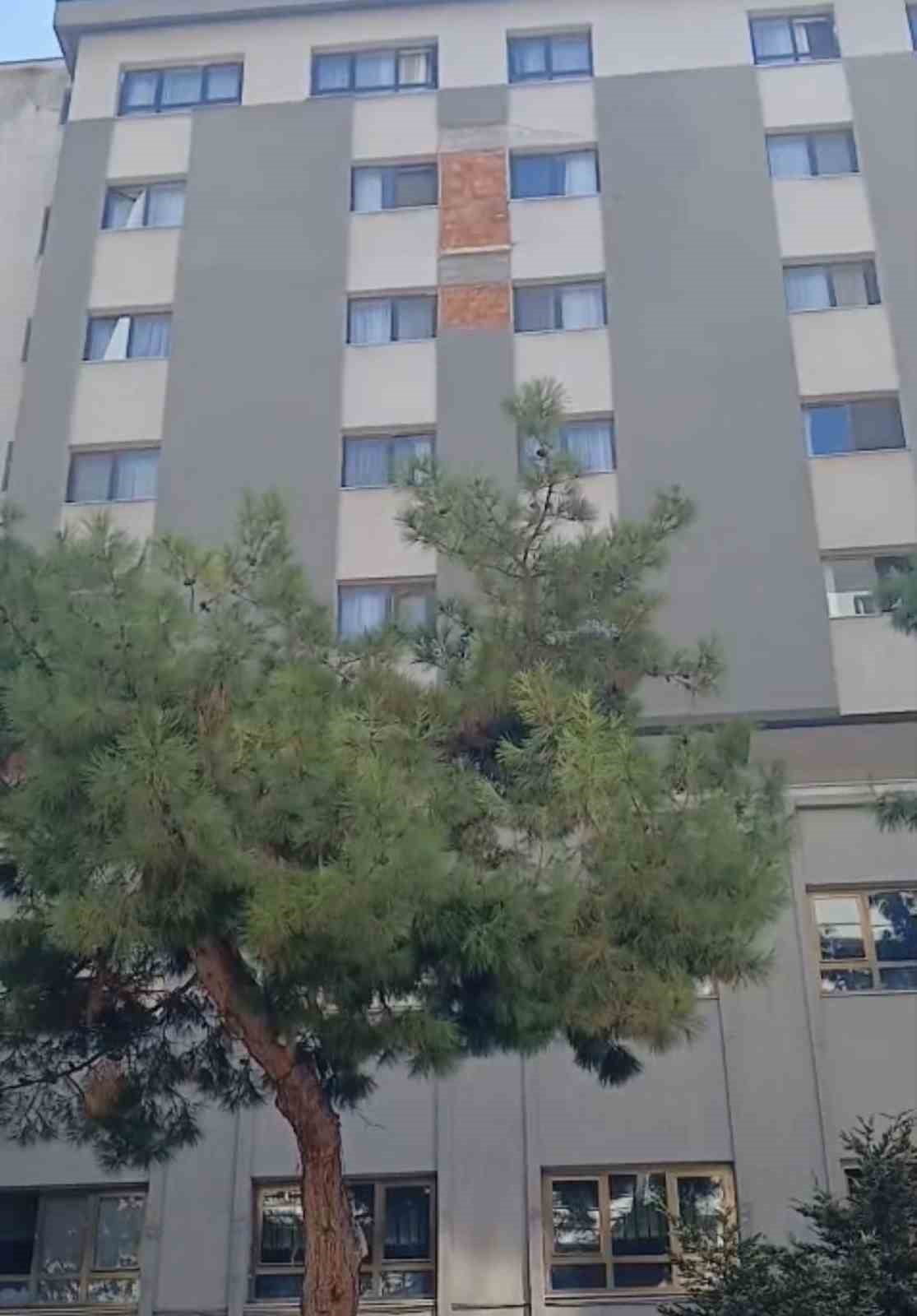 SAMSUN’UN İLKADIM İLÇESİNDE ÖĞRETMENEVİ’NİN DUVARINDAN KOPAN BETON PARÇALARININ KALDIRIM VE YOLA...