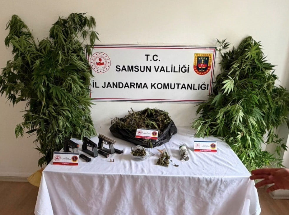 SAMSUN’UN SALIPAZARI İLÇESİNDE JANDARMA EKİPLERİNCE BİR ŞAHSIN İKAMETİNDE YAPILAN ARAMADA 1 KİLO...