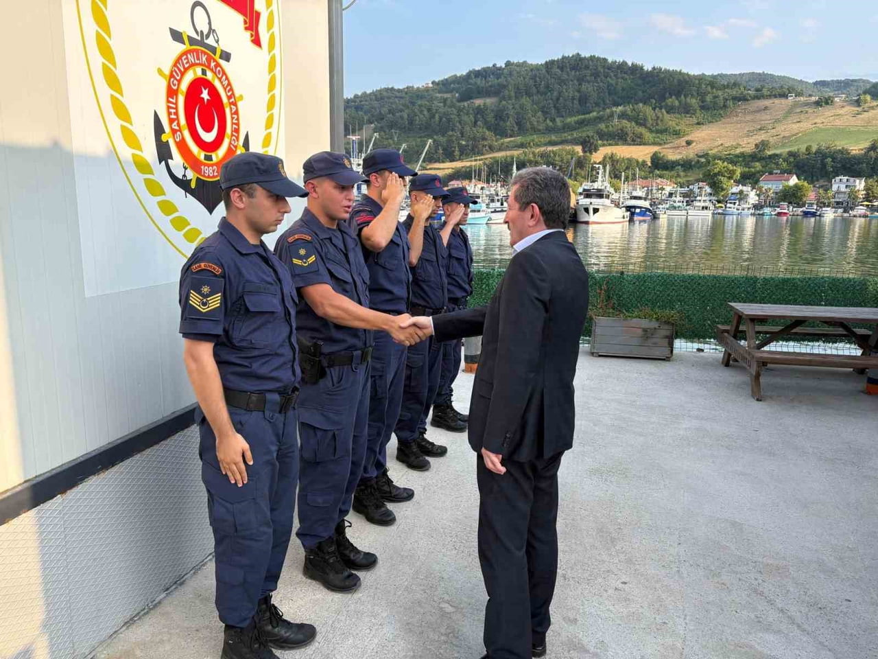 SAMSUN VALİSİ ORHAN TAVLI, YAKAKENT'TE SAHİL GÜVENLİK KOLLUK DESTEK TİM KOMUTANLIĞINI ZİYARET...
