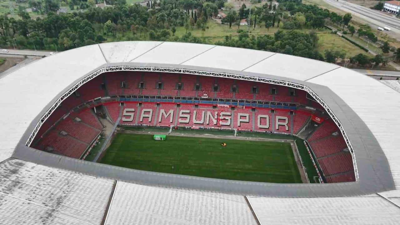 SAMSUNSPOR'UN MAÇLARINI OYNADIĞI 19 MAYIS STADYUMU'NUN ZEMİNİ YENİ SEZONA HAZIRLANIYOR.