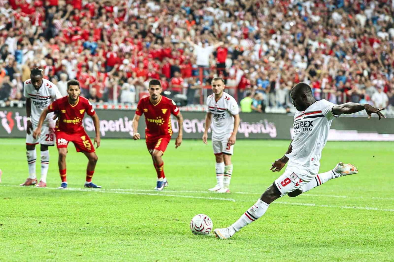 SAMSUNSPOR-GÖZTEPE MÜCADELESİNİN İKİNCİ YARISINDAN KARELER.