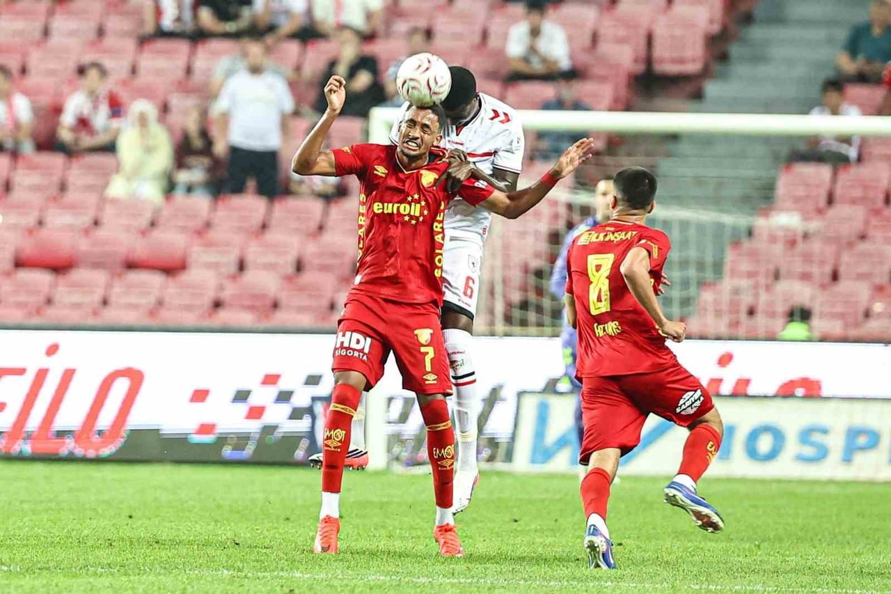 SAMSUNSPOR-GÖZTEPE MÜCADELESİNİN İLK YARISINDAN KARELER.
