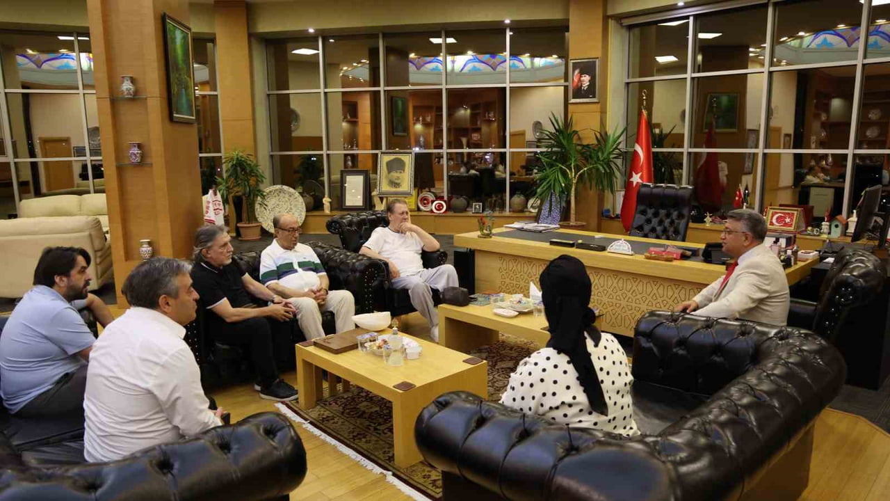 SANATÇI AHMET ÖZHAN VE BERABERİNDEKİ HEYET, KÜTAHYA DUMLUPINAR ÜNİVERSİTESİ (DPÜ) REKTÖRÜNÜ...
