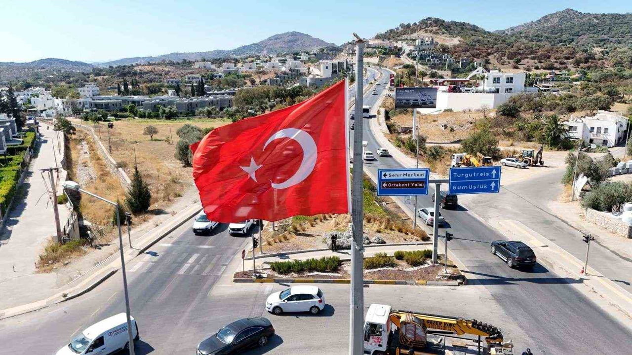 ŞANLI BAYRAĞIMIZIN DALGALANDIĞI NOKTALARDA KAPSAMLI BAKIM